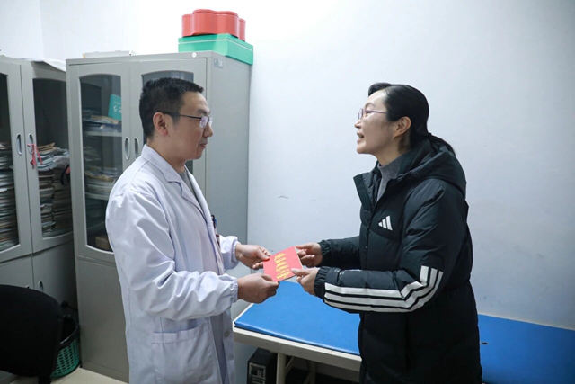 县委常委、县总工会主席钟梦一行到合江县中医医院走访慰问