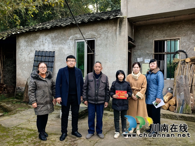 走访贫困儿童1.jpg