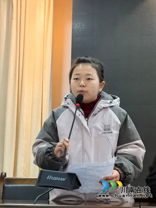 爱心点燃希望 助学成就梦想|泸县关工委携手爱心企业到潮河镇慰问50名困境儿童(图2) 受助学生代表发言(曾佐然摄).jpg
