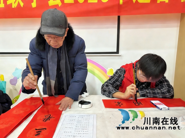 龙马潭区小市街道杜家街工会驿站暖心行动：九旬墨香传温情 福送满巷暖人心