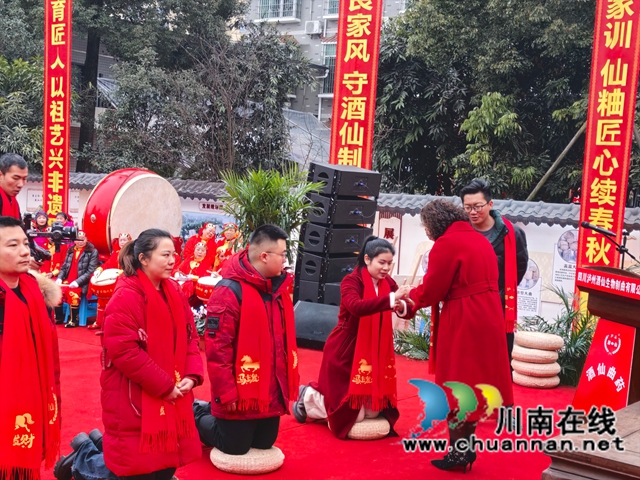 赠送信物（曾佐然摄）.jpg