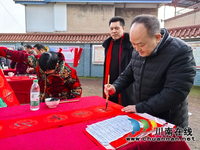 曲艺润乡梓 非遗进万家|泸县送曲艺下乡暨非遗进村社活动走进牛滩镇赵湾村(图9) 现场书写春联送村民(曾佐然摄).jpg