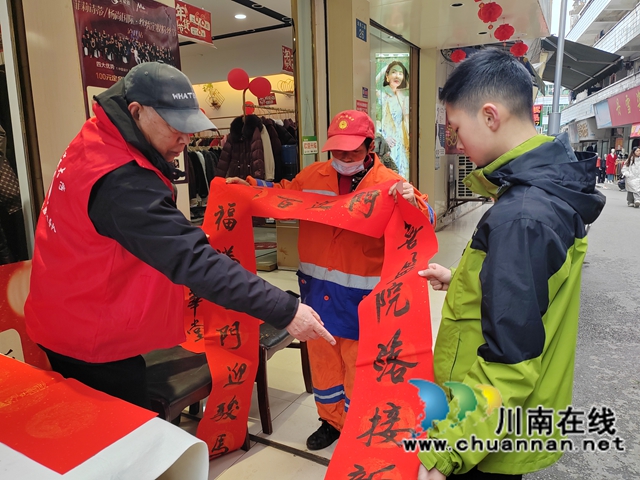 书写春联送村民3.jpg