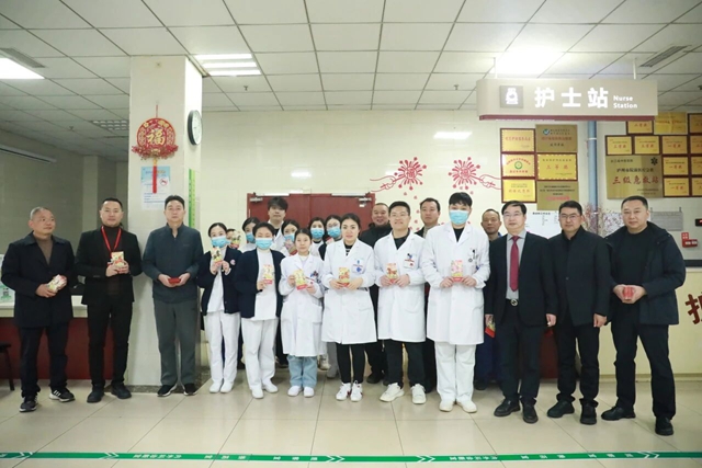 关怀慰问 情暖新春 |  合江县中医医院领导年初一慰问在岗医务人员！