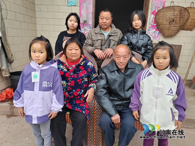 大年初四一场特殊的“走亲戚”｜泸县玄滩镇关工委援手爱心企业看望慰问困境孩子