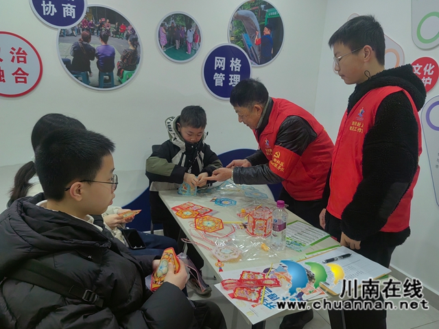 龙马潭区小市街道下大街社区：巧手拼宫灯，年味满社区