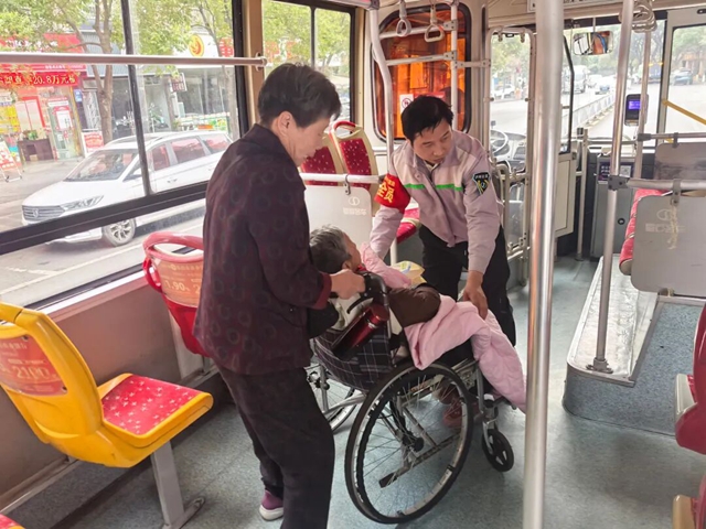 优质服务 情暖车厢丨泸州公交253路驾驶员任廷兴获乘客点赞