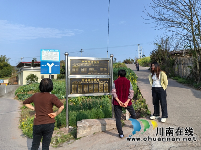 村民察看功德碑（曾佐然摄）.jpg