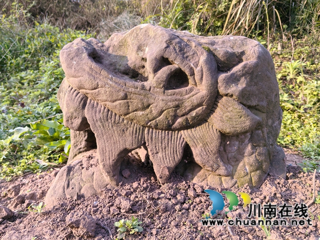 河中打捞出来的龙头，放在桥头（曾佐然摄）.jpg
