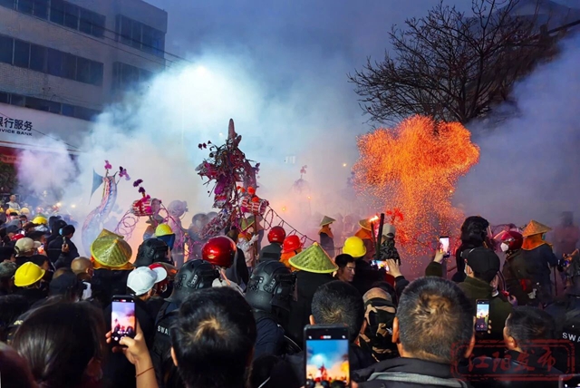 一大波现场图来袭!元宵节之夜,江阳火树银花(图5) 5.jpg