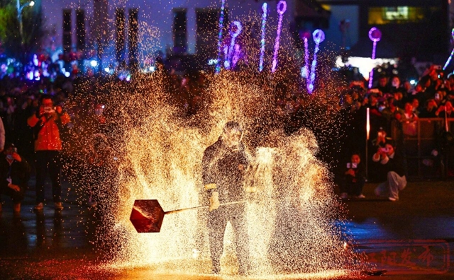 一大波现场图来袭!元宵节之夜,江阳火树银花(图16) 16.jpg