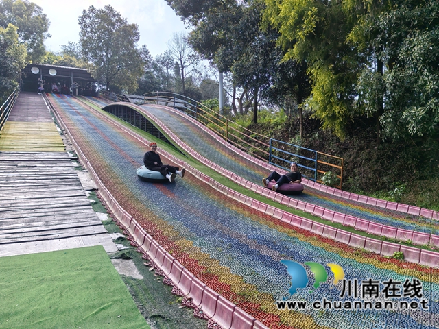 巾帼风采绽芳华 快乐龙城庆“三八”|泸县玉蟾街道三社区联合举办2026年三八国际妇女节主题团建活动(图3) 天降神兵(曾佐然摄).jpg