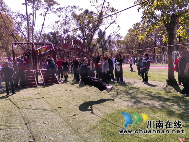巾帼风采绽芳华 快乐龙城庆“三八”|泸县玉蟾街道三社区联合举办2026年三八国际妇女节主题团建活动(图7) 穿越火线(曾佐然摄).jpg