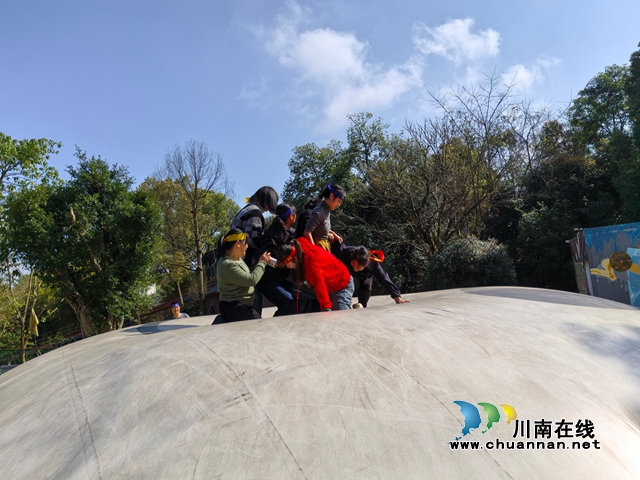 巾帼风采绽芳华 快乐龙城庆“三八”|泸县玉蟾街道三社区联合举办2026年三八国际妇女节主题团建活动(图6) 勇攀高峰(曾佐然摄).jpg