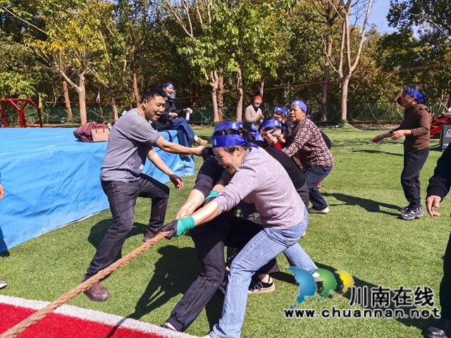 巾帼风采绽芳华 快乐龙城庆“三八”|泸县玉蟾街道三社区联合举办2026年三八国际妇女节主题团建活动(图8) 拔河比赛(曾佐然摄).jpg