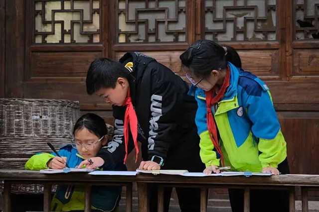 合江县尧坝镇中心校：执笔承非遗 童心耀古镇