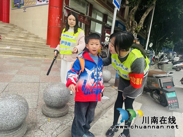 泸县惠济路幼儿园开展党员护学岗志愿服务