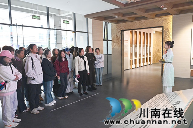泸县建校举办第116个“三八”国际妇女节主题庆祝活动(图2) 中国特早茶博物馆讲解.jpg