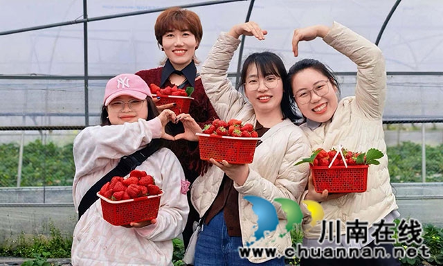 泸县建校举办第116个“三八”国际妇女节主题庆祝活动(图5) 草莓展示合影.jpg