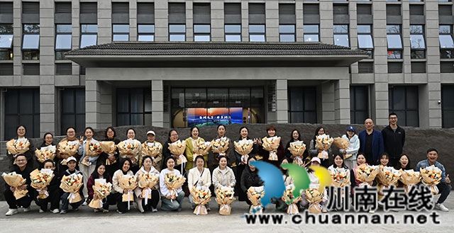 泸县建校举办第116个“三八”国际妇女节主题庆祝活动(图10) 工会小组合影1(1).jpg