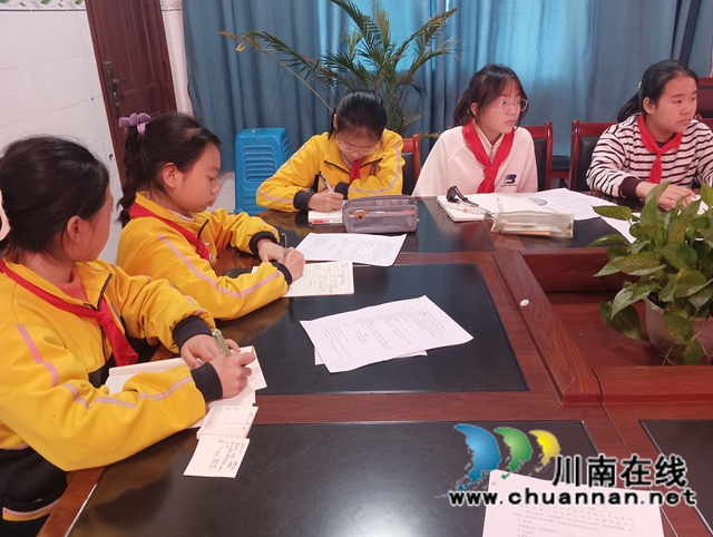 学生学习诗词.jpg