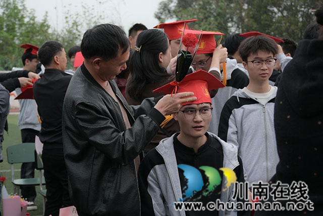 父母为孩子戴成人帽2.jpg