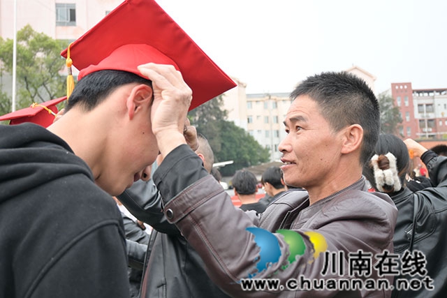 父母为孩子戴成人帽1.jpg