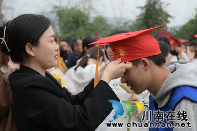 老师为孩子戴成人帽3.jpg