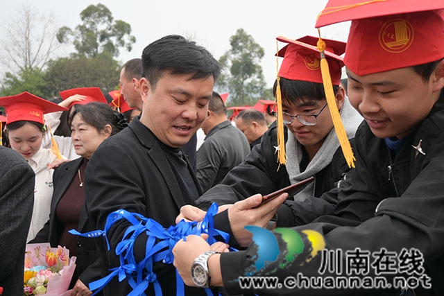 学生感恩老师系蓝丝带1.jpg