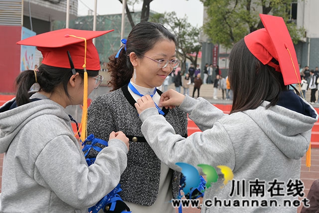 学生感恩老师系蓝丝带2.jpg