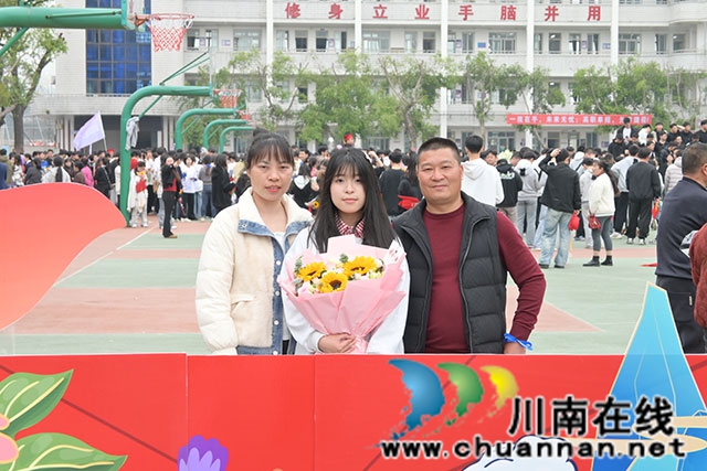 学生家长合影2.jpg