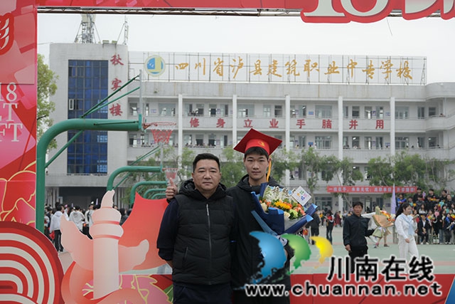 学生家长合影1.jpg