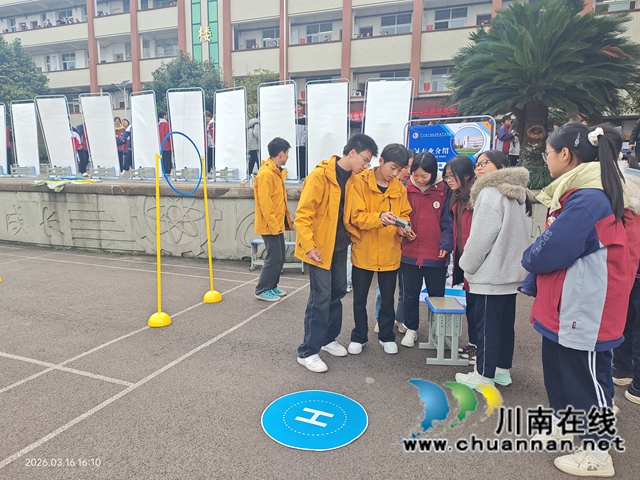 学生展示无人机.jpg
