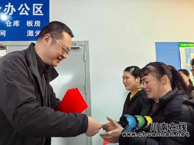 省人社厅农民工服务中心主任张凯钇（左一）代表省人社厅走访慰问四川鑫盛达服务有限公司农民工代表.jpg