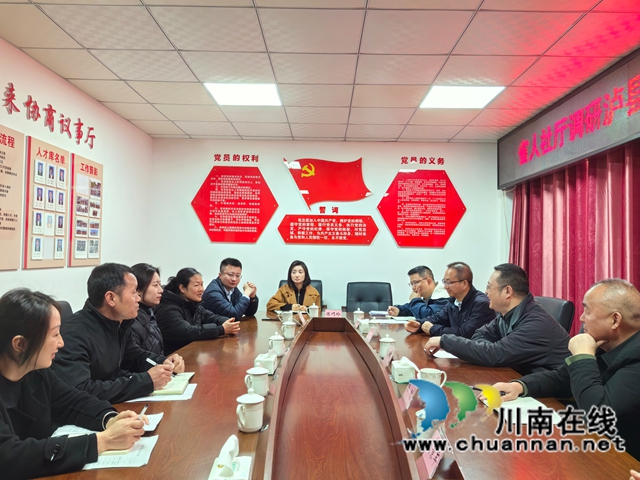 省人社厅调研组在泸县玉蟾街道龙华村访谈基层工作人员及返乡创业农民工代表.jpg