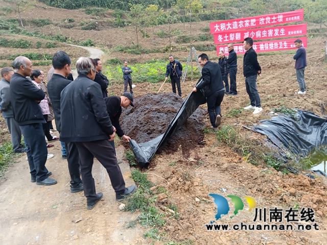 配图1.烟点组织烟农召开农肥积造培训会.jpg