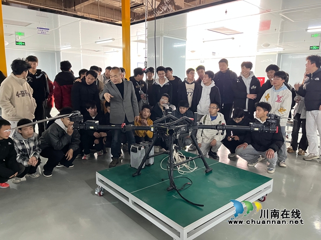 学生赴校企合作企业，参观无人机相关设备.jpg