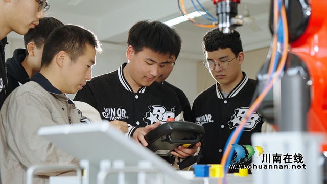学生学习操作工业机器人.jpg