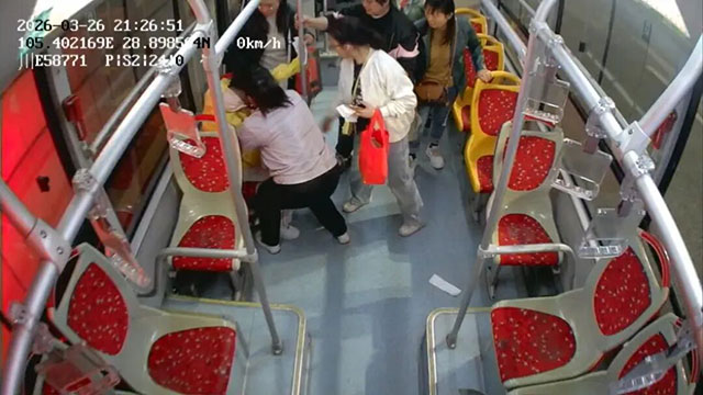 泸州公交频现暖心事，十米车厢绽放文明花