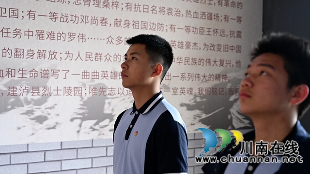 参观烈士纪念馆.jpg