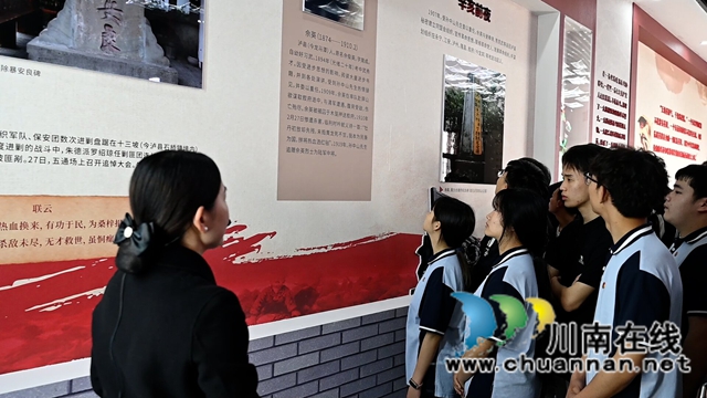 参观并聆听讲解.jpg
