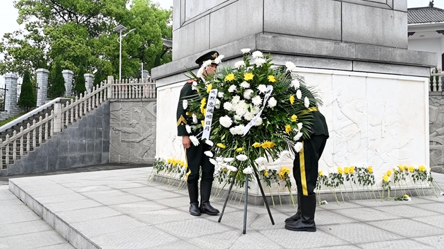 敬献花圈.jpg
