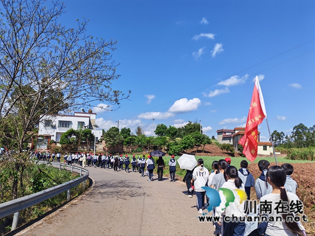徒步祭英烈 青春勇担当｜泸县天兴镇学校开展徒步实践活动