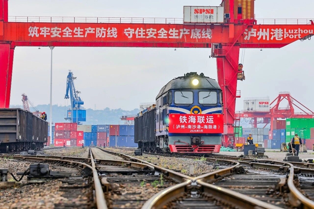 从泸州港开出“周班”南向班列！带货力持续攀升