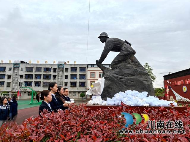缅怀先烈志 共铸中华魂|泸县潮河镇学校开展清明节祭英烈活动(图5) 图11.jpg