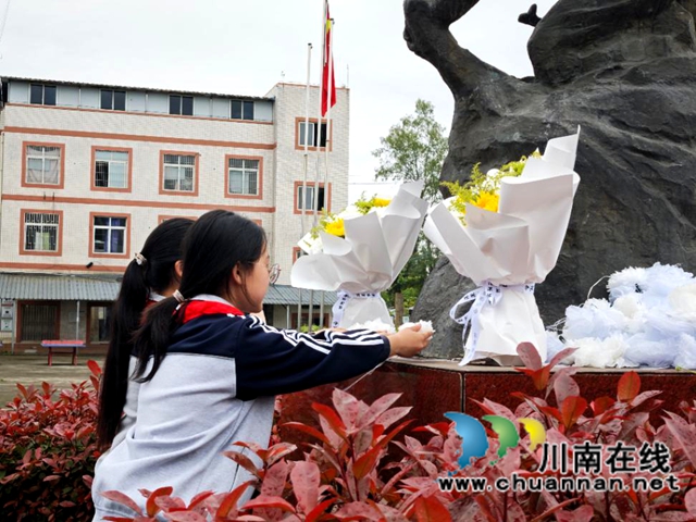 缅怀先烈志 共铸中华魂|泸县潮河镇学校开展清明节祭英烈活动(图7) 图13.jpg