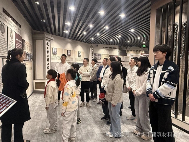 清明缅怀先烈 传承红色精神|泸州市建材商会支部开展烈士陵园主题党日扫墓活动(图4) 4.jpg