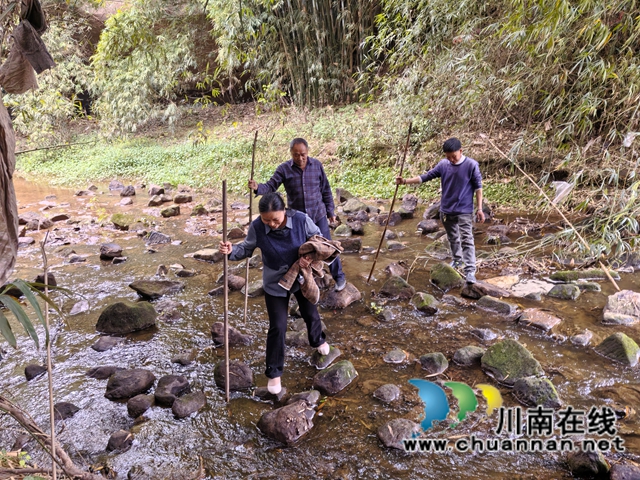 寻找岩洞（曾佐然摄）.jpg