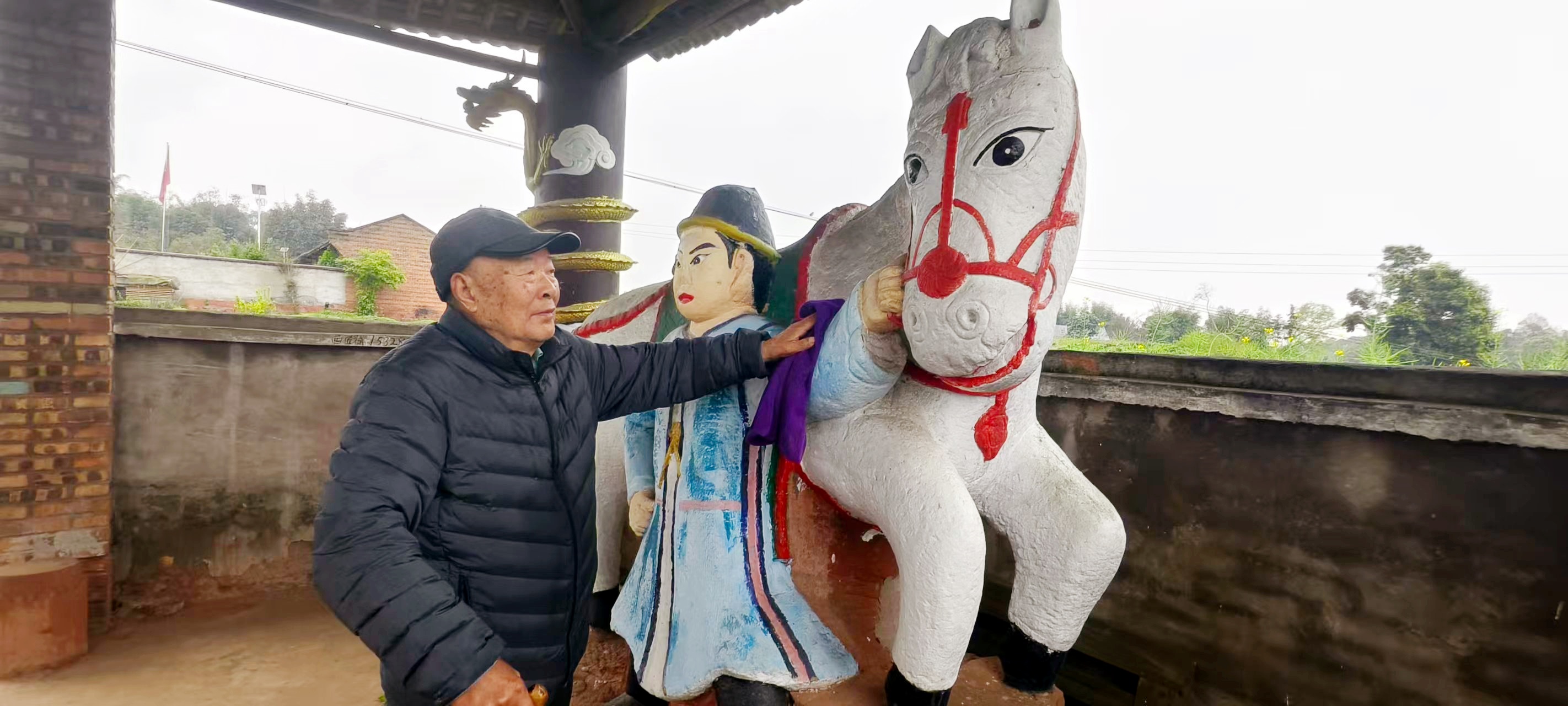 纳溪：八旬乡村退休老师守护元代雌雄石马40年