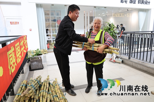 倪侦杰将爱心甘蔗分发给环卫工人.JPG